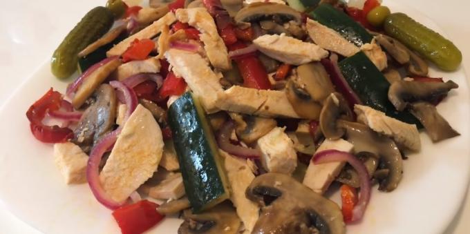 Salate ohne Mayonnaise: Salat mit Huhn, Pilze, Gurken und Paprika
