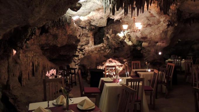 Das Restaurant ist in einer Höhle Alux Restaurant Bar & Lounge