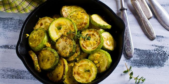 Gebratene Zucchini mit Knoblauch, Thymian und Zitrone