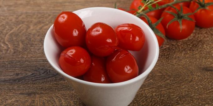 In Essig eingelegte Tomaten gefüllt mit Knoblauch