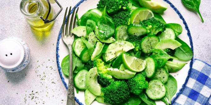 Salat mit Gurken und Brokkoli