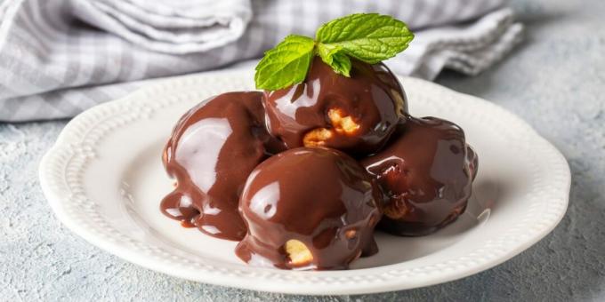 Profiteroles mit Pudding und Schokoladensauce