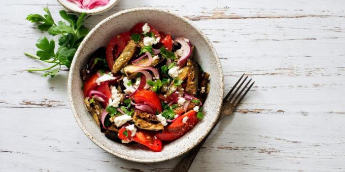 Warmer Salat mit Auberginen, Tomaten und Käse