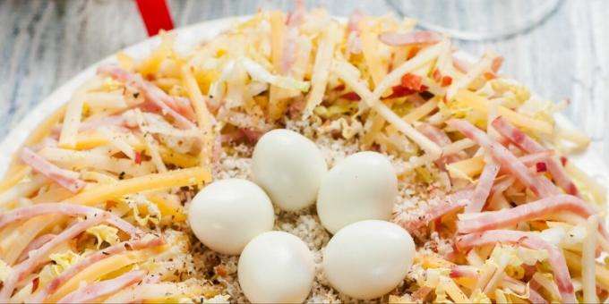Capercaillie's Nest Salat mit Käse, Schinken und Apfel