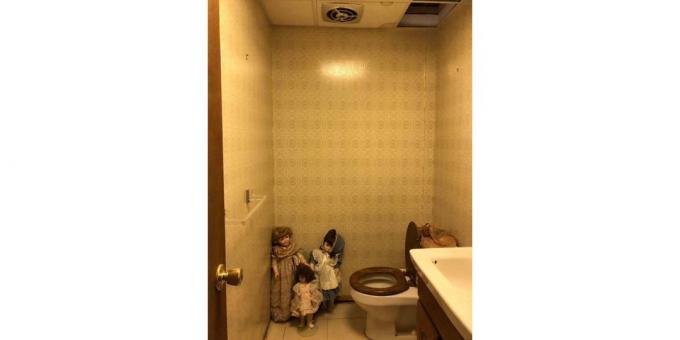 Puppe in der Toilette