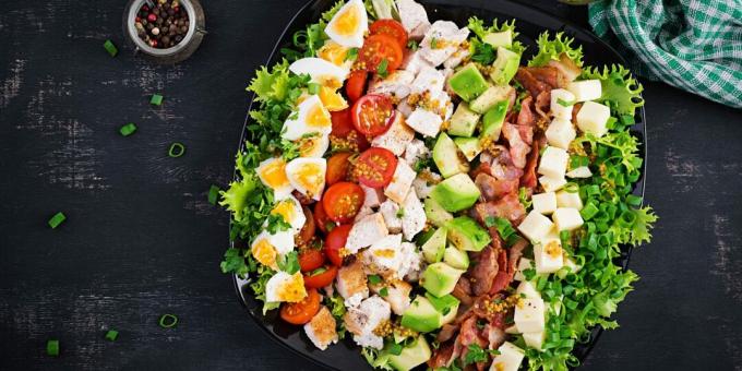 Cobb-Salat mit Truthahn, Käse und Senfdressing