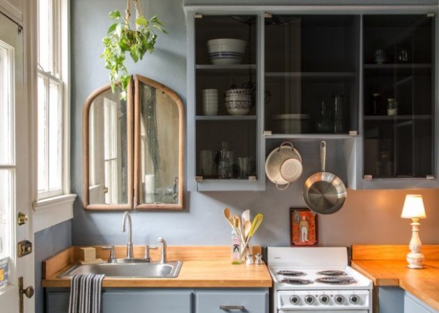 Kleine Küche Design: die glänzende Spiegel und Möbel