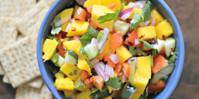 Salsa mit Mango, Gurken, Paprika und Honig