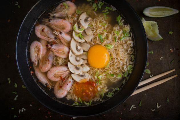 Wie man hausgemachte Ramen macht: Legen Sie das Gericht in einen tiefen Teller