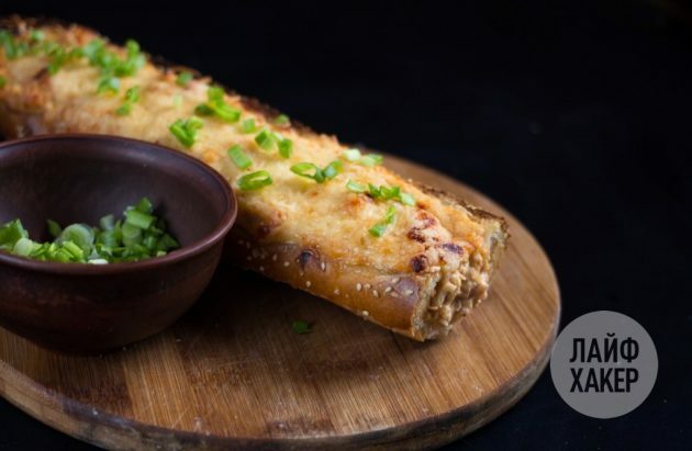 Das abgekühlte gefüllte Baguette mit Kräutern bestreuen