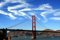 Cirrus-Wolken über Golden Gate Bridge