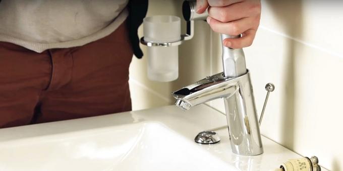 Wasserhahnreparatur: Ziehen Sie die Patronenmutter fest