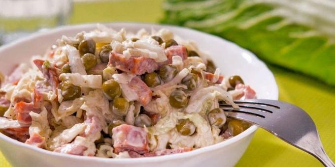 Schnell und leckeres Essen: Salat mit geräucherter Wurst