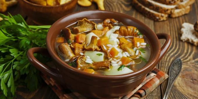Suppe mit Pfifferlingen und Reis