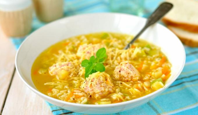 Suppe mit Fleischbällchen, Zucchini und Reis