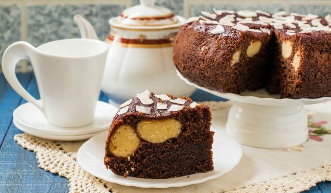 Schokoladenkuchen mit Kokos-Quark-Kugeln