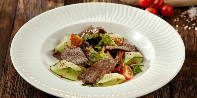 Warmer Salat mit Rindfleisch und Gemüse