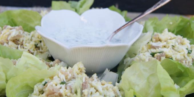 Salat mit Dorschleber mit Reis oder Blumenkohl und Joghurtsauce