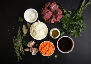 Wie Rindfleisch Bourguignon kochen, die im Mund schmilzt