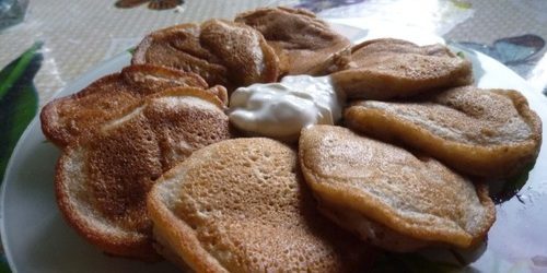 Pfannkuchen mit getrockneten Früchten