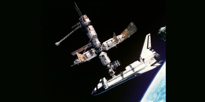 Orbitalstation "Mir" mit angedocktem amerikanischen Shuttle "Atlantis", Juli 1995