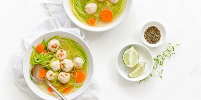 Suppe mit Putenfleischbällchen und Zucchini