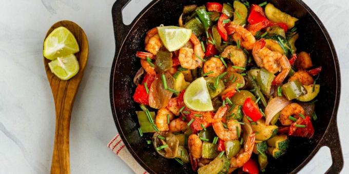 Gebratene Garnelen mit Zucchini und Paprika