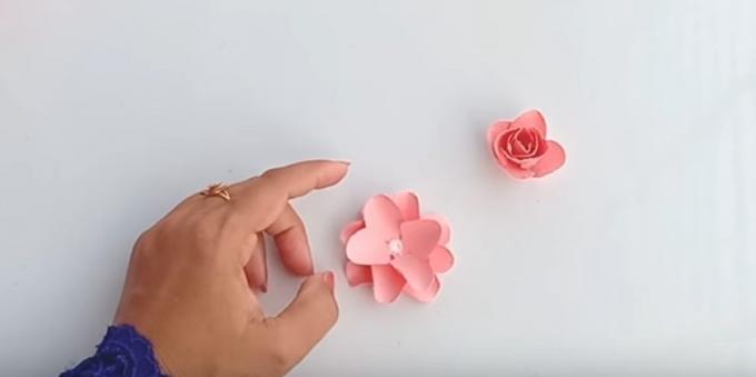 Geburtstagskarte mit Ihren eigenen Händen: die geschnittenen Teile kleben, eine schöne Blume zu erhalten