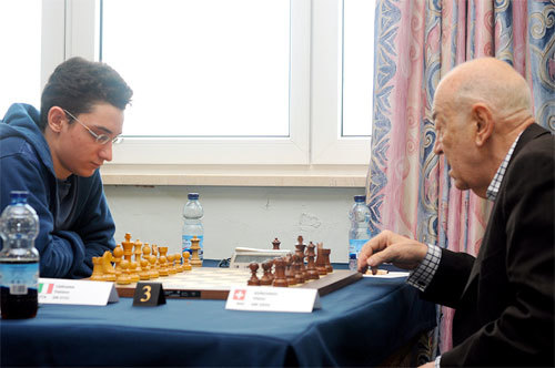 Korchnoi gewinnt Super-Großmeister Fabiano Caruana (zu der Zeit in 2720 bewertet), den vierten Planeten Schach