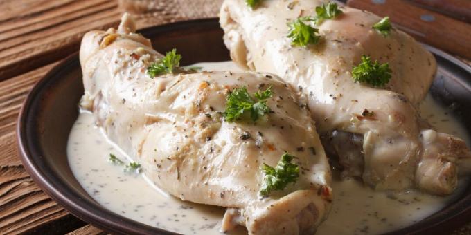 Hase im Ofen mit Sahne, Sojasauce und Zwiebeln: ein einfaches Rezept