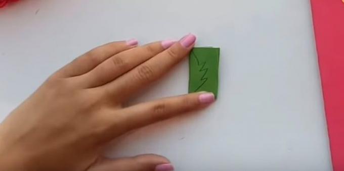 Geburtstagskarte mit Ihren eigenen Händen: Schnitt von grünen Papierblättern