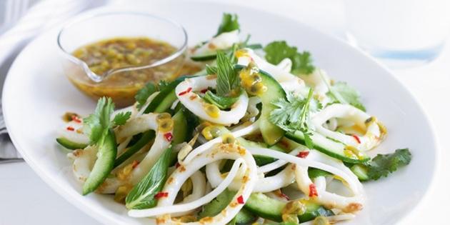 Salat mit Tintenfisch und Avocado