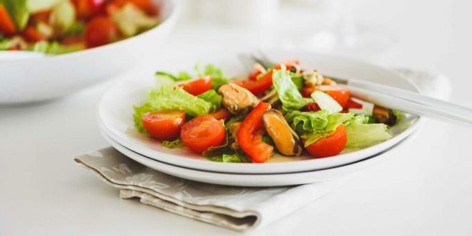 Salat mit Muscheln, Tomaten und Paprika