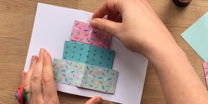 Schneiden Sie ein Rechteck aus farbigem Papier drei Schichten der Zukunft Größe des Kuchens aus