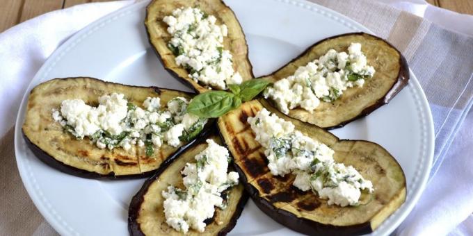 Auberginen auf dem Grill mit Zitronensaft, Feta und Basilikum