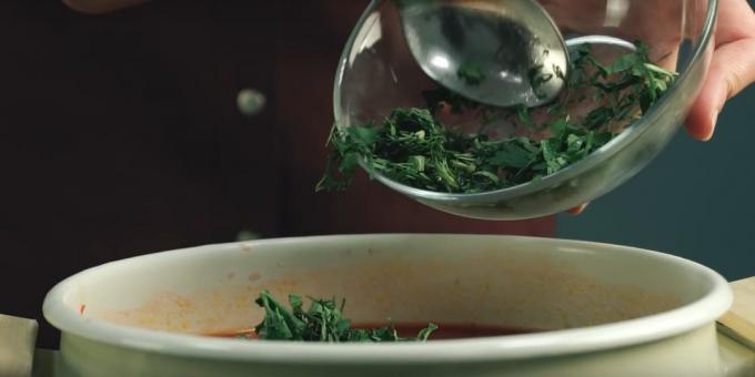 Wie Suppe kochen: die Lorbeerblätter Guss und fein gehackt Greens. 