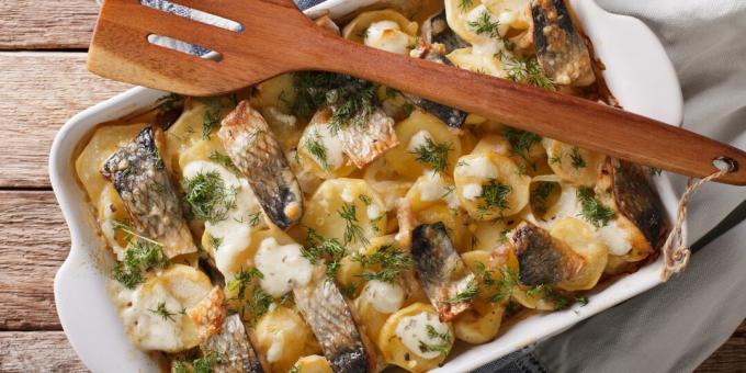 Wie man Fisch im Ofen kocht: Hering mit Kartoffeln und Käse