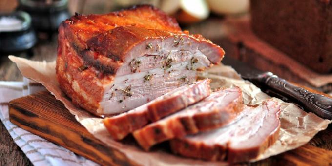 Gekochtes Schweinefleisch in Zwiebelschalen ohne Ofen