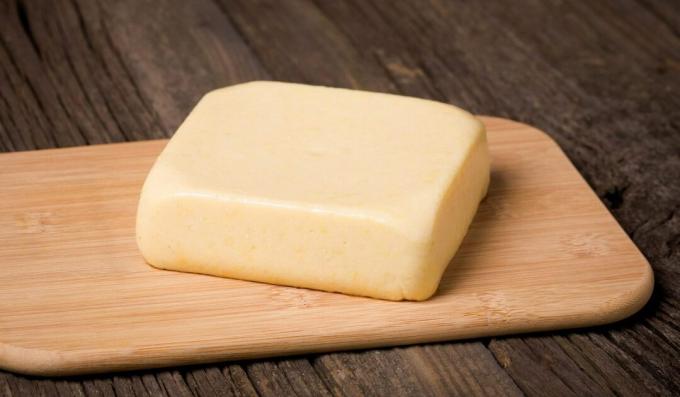 Hausgemachter Käse aus Hüttenkäse und Milch