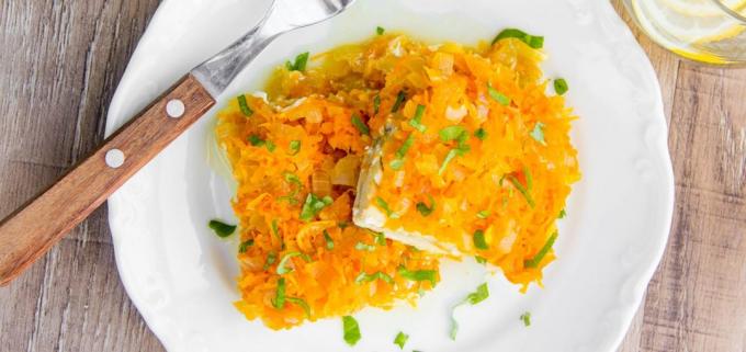 Wie Zander in dem Ofen mit Zwiebeln und Karotten kochen