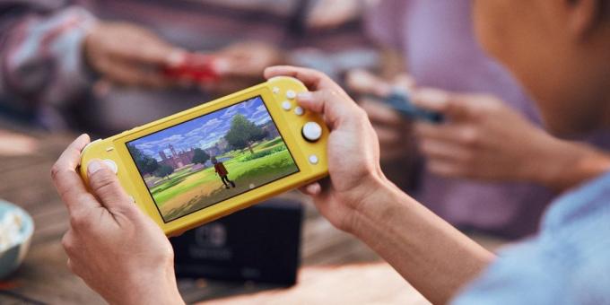 Nintendo Schalter Lite in den Händen