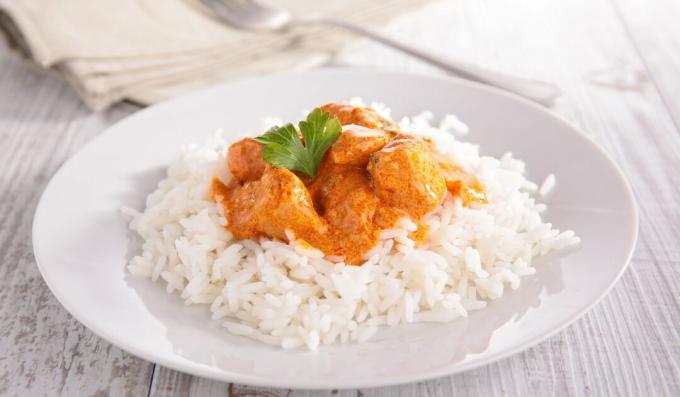 Aromatisches Hühnergulasch mit Paprika und Kümmel