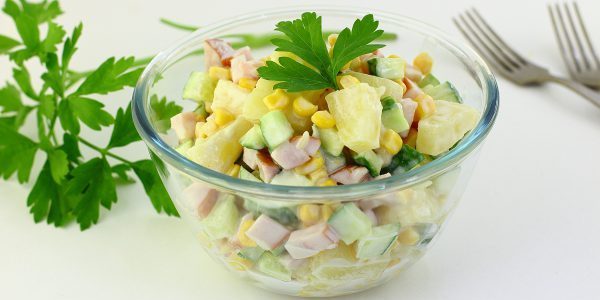 Rezepte: Salat mit Ananas, geräucherter Huhn, Mais und Gurke
