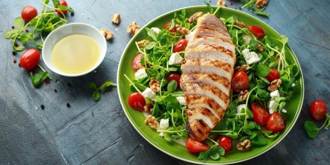 Paleo-Wochenmenü: Gesunder Salat mit Hühnchen, Gemüse und Feta-Käse