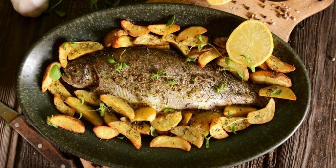 Wie man Fisch im Ofen kocht: Forelle mit Kartoffeln und Knoblauch