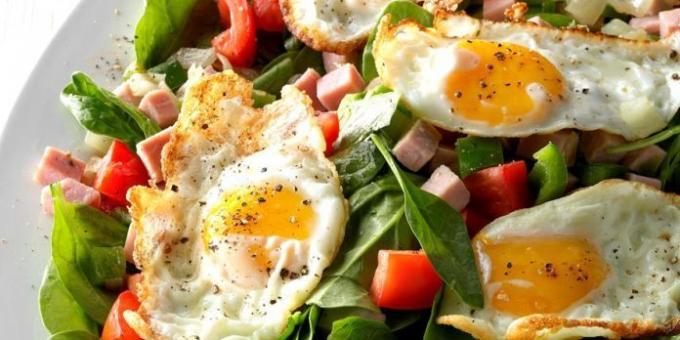 Salat mit gebratenen Ei, Spinat, Schinken und Tomaten