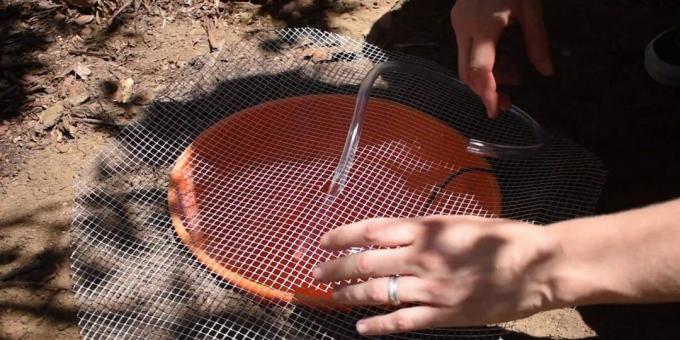 So bauen Sie einen DIY-Brunnen: Machen Sie ein Loch