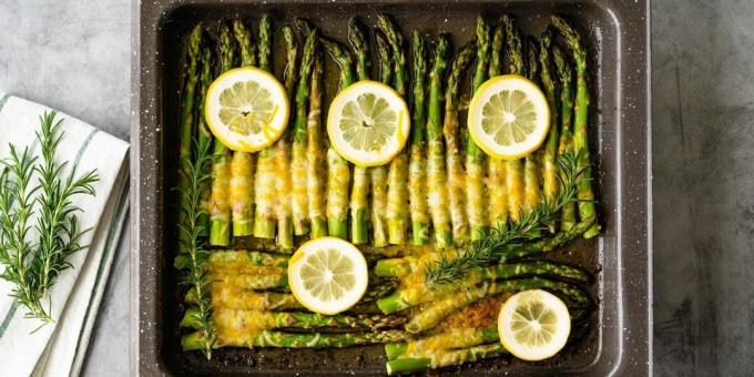 Im Ofen gebackener Spargel mit Käse