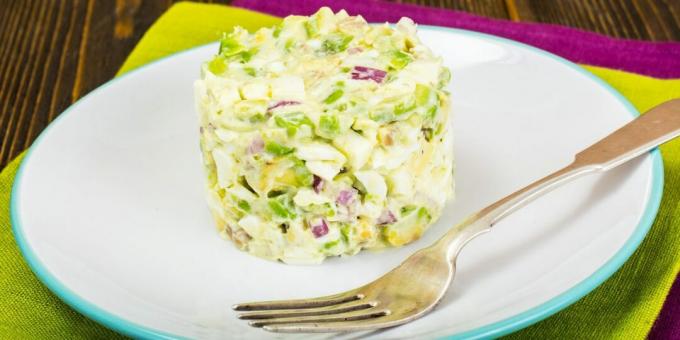 Salat mit Avocado, Eiern und lila Zwiebeln