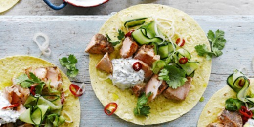 Was für das Abendessen zu kochen: Tacos mit Lachs und Gewürzen